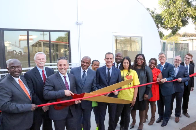 Mayor Garcetti cutting a ribbon