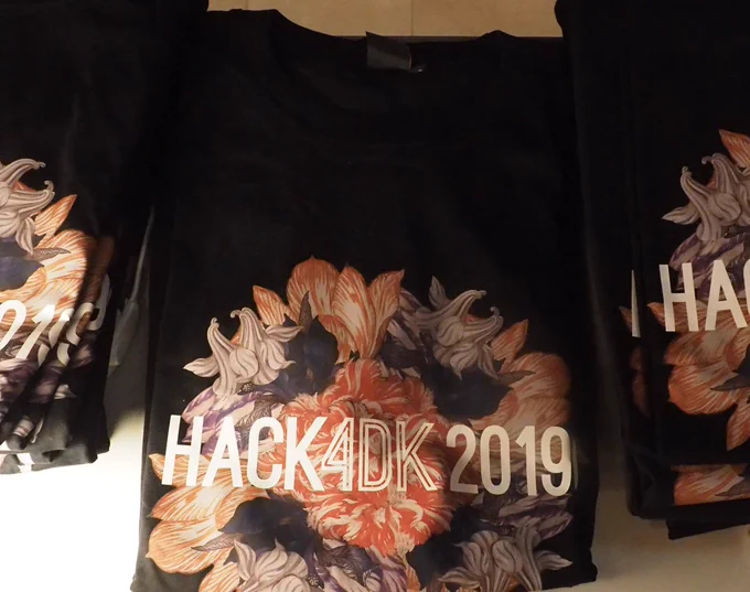 Foto af nogle sorte t-shirts med Hack4DK logo på