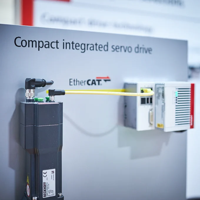 The AMI812x servo drive combines servomotor, output stage and fieldbus connection in a compact design and supports the principle of control cabinet-free machines