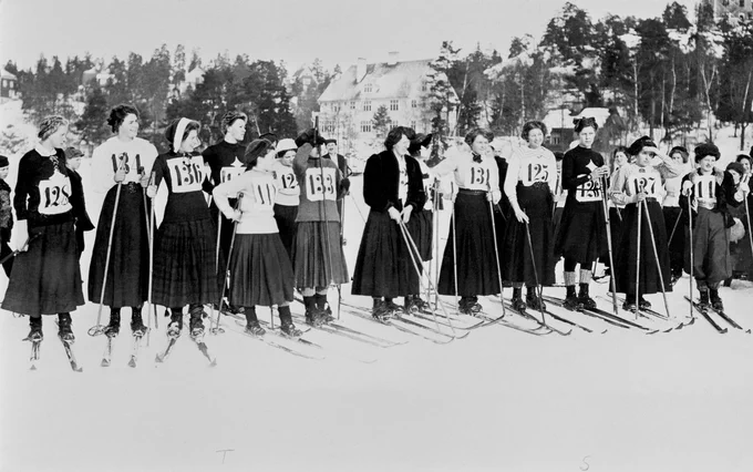 Startfältet i damernas skidtävling i Saltsjöbaden 1910. Damernas tävling, Djurgården IFK Djursholm  1910  Stiftelsen Nordiska museet  Sweden  Public Domain