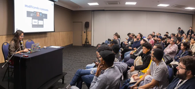 foto comigo dando palestra sobre git