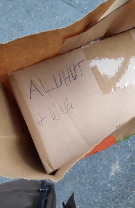Karton, der groß die Aufschrift "ALUHUT & Wolle" trägt
