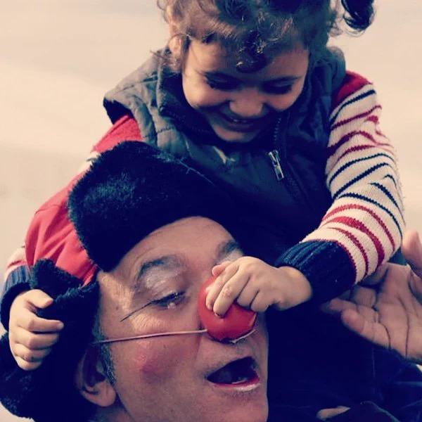 Niña cogiendo la nariz a un 🤡 payaso.
