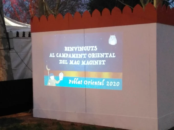 Cartel de bienvenida al poblado Oriental del Mag Maginet
