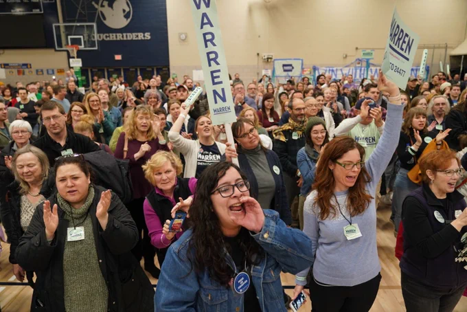 Crowd of caucusgoers supporting Elizabeth Warren in Des Moines.