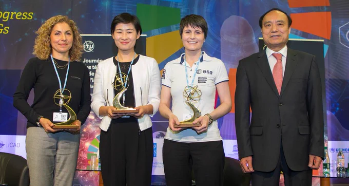 3 female astronauts are each awarded the ITU trophy and pose for their photo with the ITU Secretary-General