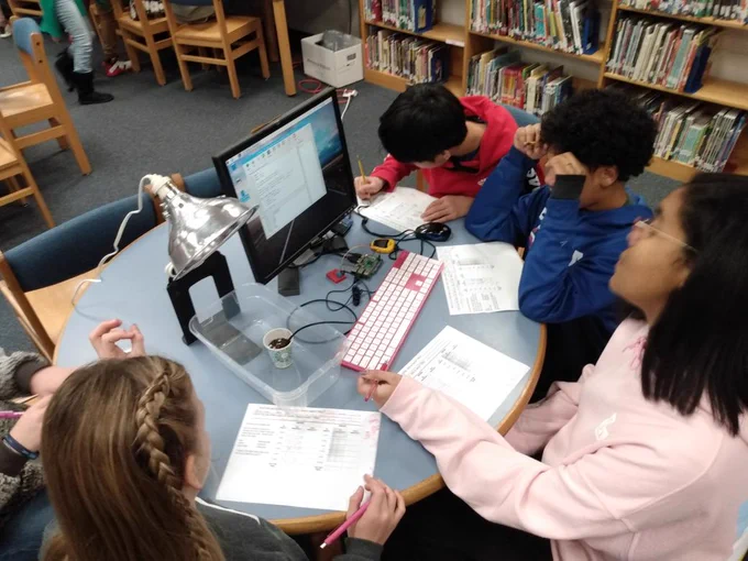S students using raspberry pi