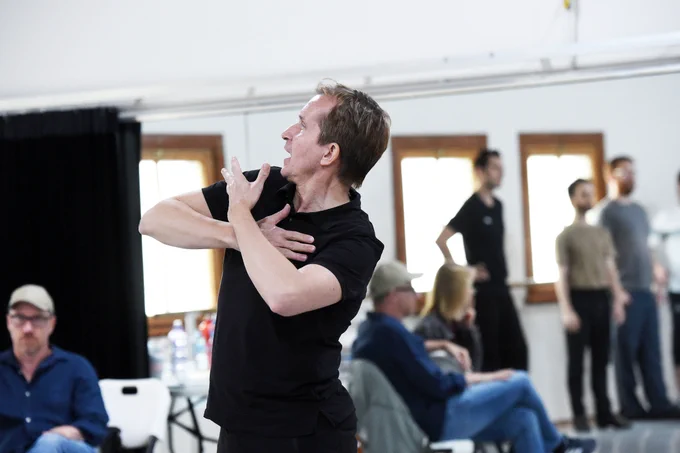 Staś Kmieć demonstrates to male actors auditioning for Fiddler Musical