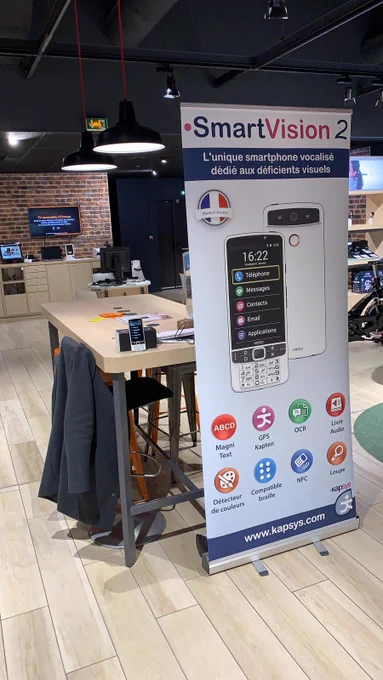 Présentation du smartphone SmartVision2 Premium de KAPSYS dédié aux personnes déficientes visuelles à la boutique Orange Le Chesnay Centre Commercial Parly2