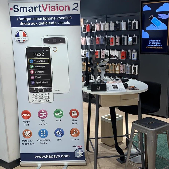 Intérieur de la boutique Orange rue de Rennes à Paris pour la présentation du smartphone SmartVision2 Premium dédié aux personnes déficientes visuelle