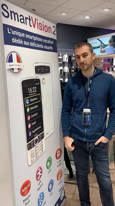 Expert technique de KAPSYS présentant le smartphone SmartVision2 Premium dédié aux personnes déficientes visuelles à la boutique Orange rue de Rennes à Paris