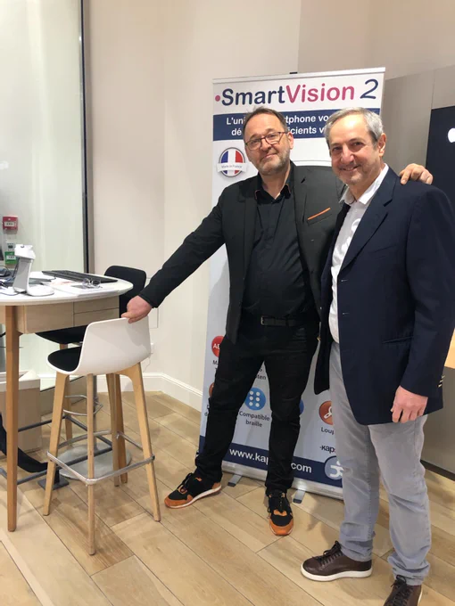 Présentation du smartphone SmartVision2 Premium dédié aux personnes malvoyantes ou non-voyantes à la boutique Orange Opéra à Paris 