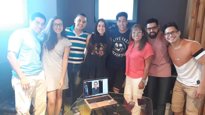 Foto grupal de los equipos participantes en la sesión.