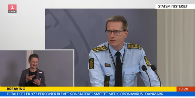 Uniformeret betjent til pressemøde i statsministeriet.