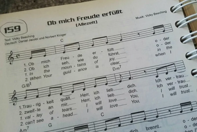 Foto vom Liederbuch. Teil des Liedes "Ob mich Freude erfüllt" (In the mountains of joy" von Vicky Beeching