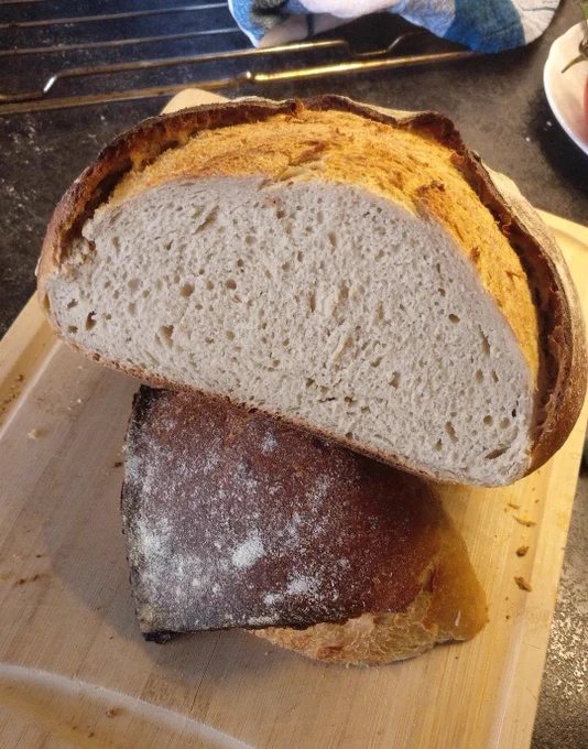 Mega leckeres Sauerteigbrot, aufgeschnitten auf einem Küchenbrett 😋