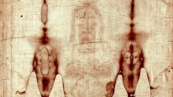 Este Rostro desfigurado por las heridas transmite una gran paz. Su mirada no va en busca de nuestros ojos, sino de nuestro corazón. Es como si nos dijese: ten confianza, no pierdas la esperanza; la fuerza del amor de Dios, la fuerza del Resucitado, todo lo vence. #SábanaSanta