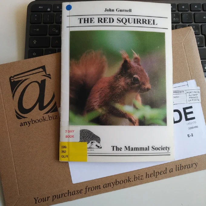 cover des buches "the red squirrel" von john gurnell, auf einem umschlag von anybook.biz