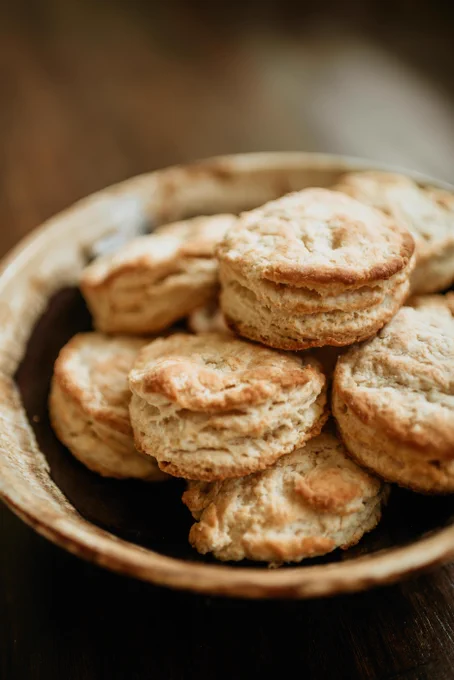 biscuits in bowl on table
