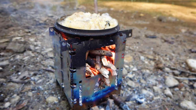 Using the Kelly Kettle lid as frying pan over Bushbox LF Titanium