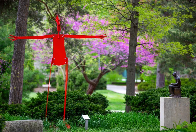 William King's Solo sculpture, a red artwork crafted from aluminum.