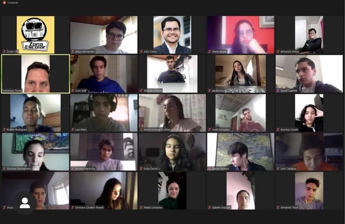 Captura de pantalla de la sesión de Zoom donde se muestra a todos los participantes conectados a la videoconferencia, señalando/remarcando el cuadro con la imagen de Sebastian en su intervención.