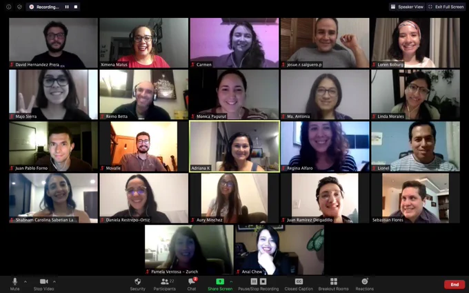 Screenshot del selfie grupal de los participantes del evento en Zoom.