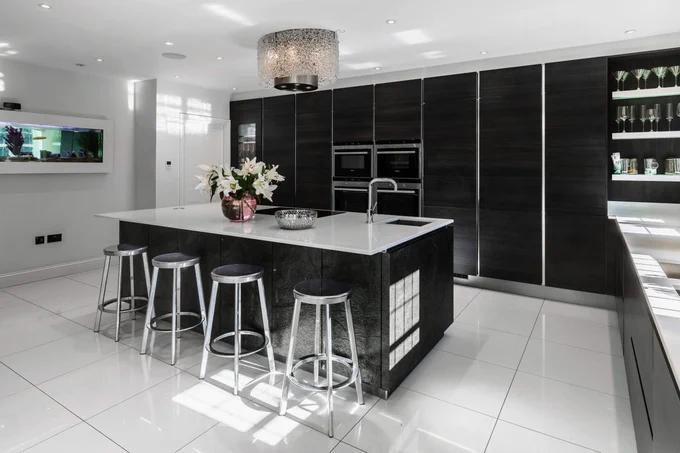 Sublime black textured kitchen by @DesignBrandt