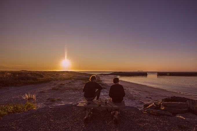 Låtskrivere i solnedgang. Åsmund Lande og Knut-Oscar Nymo (Oslo Ess) i Ocean Sound på Giske september 2015.