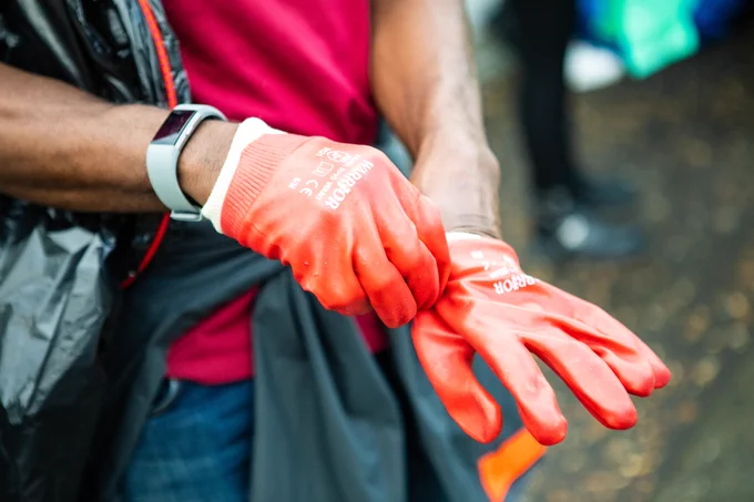 Litterpicker pulling on their gloves