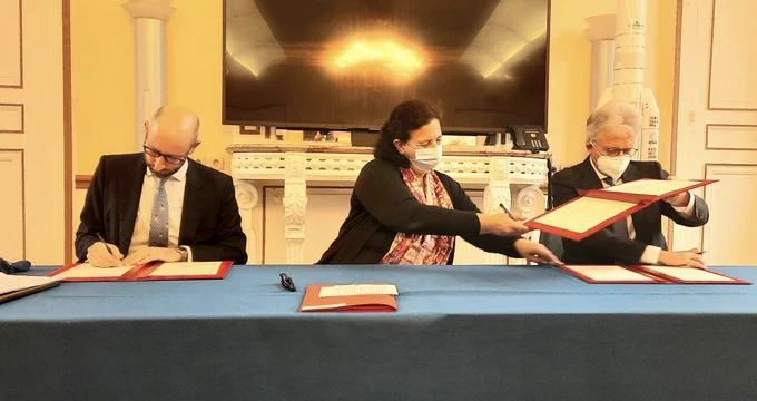 On the 15th of September 2021, the governments of France, Germany and the United Kingdom signed a protocol that will extend their support of the Institut Laue-Langevin (ILL) for another ten-year period from 2024 to 2033.

The ILL is an international research centre based in Grenoble, funded and managed by France, Germany, and the UK (the associate countries), in partnership with 11 other European countries (the scientific members). Since 1972, the ILL has operated a high flux reactor as the flagship centre for leading edge neutron science and technology. The reactor provides intense beams of neutrons that enable a large and diverse scientific community of visiting academic and industrial researchers to make new scientific advances and discoveries. By 2023, a two-decade campaign of improvements to the reactor and instruments will be complete, positioning researchers to carry out wholly new types of experiments. 