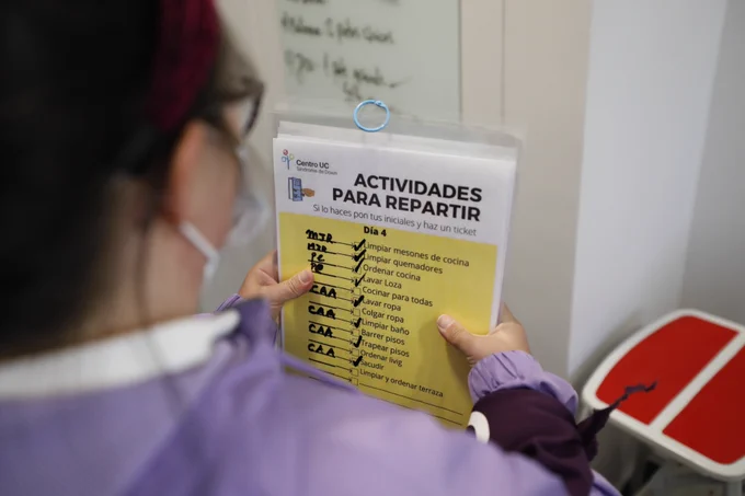 Participante de la casa simulada para personas con discapacidad cognitiva del Centro UC Síndrome de Down.