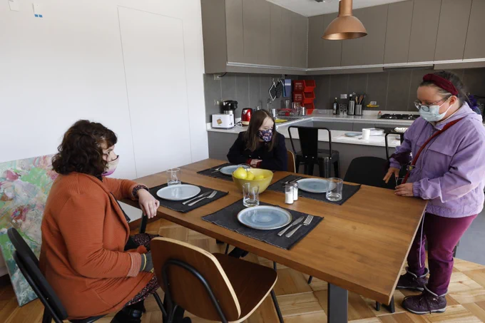 Participantes de la casa simulada para personas con discapacidad cognitiva del Centro UC Síndrome de Down.