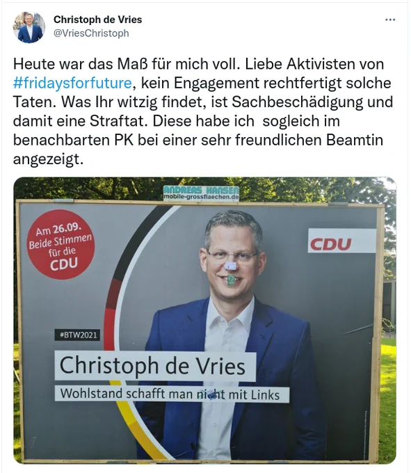 CDUler Christoph de Vries schreibt zu einem beschmierten Wahlplakat: "Heute war das Maß für mich voll. Liebe Aktivisten von #fridaysforfuture, kein Engagement rechtfertigt solche Taten. Was Ihr witzig findet, ist Sachbeschädigung und damit eine Straftat. Diese habe ich  sogleich im benachbarten PK bei einer sehr freundlichen Beamtin angezeigt."