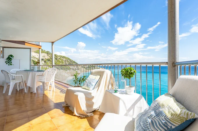 En un entorno sinónimo de naturaleza y tranquilidad como el Cap Salou, Grasset Servicios Inmobiliarios te ofrece en exclusiva este piso frontal al mar Mediterráneo con 3 dormitorios dobles, 2 baños y plaza de aparcamiento incluida. No hay nada que demuestre más el éxito social logrado que un apartamento frontal al mar.