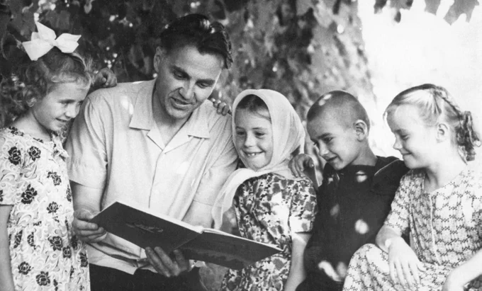 He created a model school, and a holistic educational theory to support it. "The main method ... is to inspire children with wonder and amazement. "