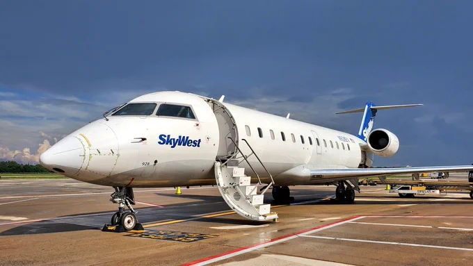 CRJ200 in Skywest white livery