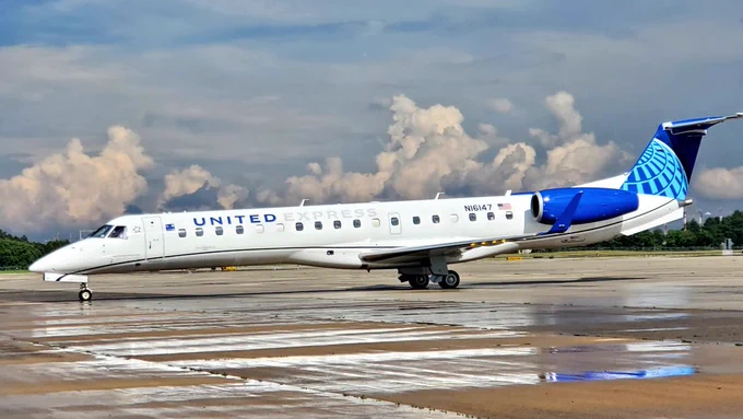 ERJ145 in UA EvoBlue