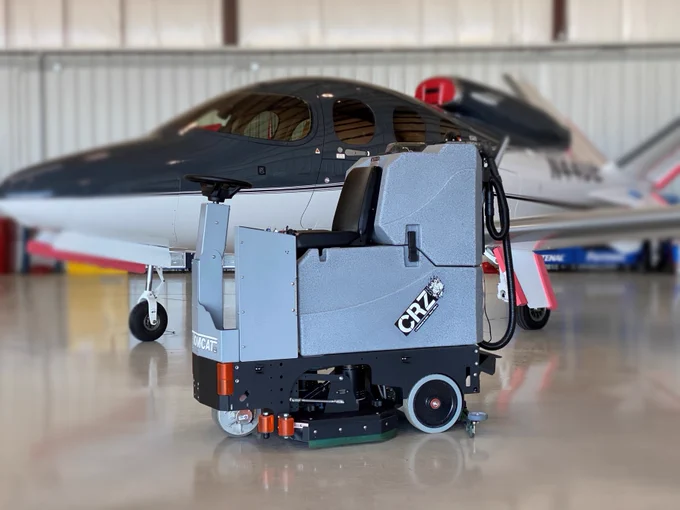 Tomcat CRZ easily cleans airplane hangar