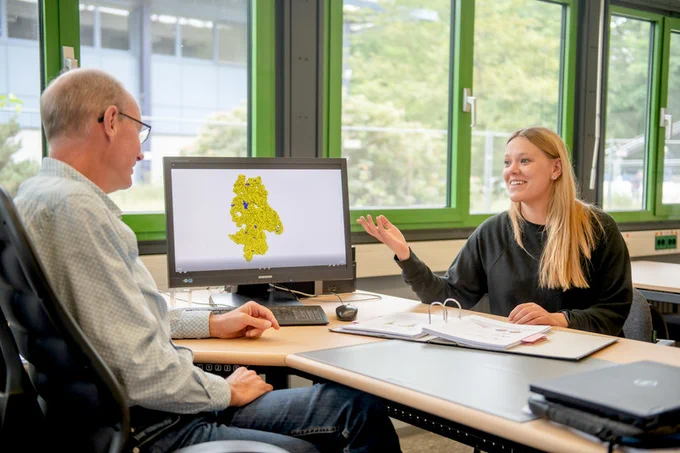Franz Narberhaus and Vivian Brandenburg are discussing one of the deciphered RNA structures.