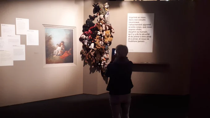Une visiteuse dans l'expo de l'amour
