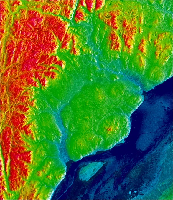 Au centre de cette image, on peut voir le cratère de l'Astroblème. Le mont des Éboulements se trouve au milieu du cratère qui est bordé par le plateau Laurentien. Cette image captée par RADARSAT le 5 mars 1996 a été corrigée pour atténuer les distorsions causées par la topographie pour être ensuite fusionnée à un modèle numérique d'élévation et à la bathymétrie du fleuve Saint-Laurent. L'altitude est encodée en couleur selon le principe de la chromostéréoscopie. Les valeurs d'altitude vont de -50 mètres (encodées en bleu) à 1080 mètres (encodées en rouge). L'image résultante est une représentation tridimensionnelle particulièrement impressionnante lorsqu'observée avec des lunettes Chroma-DepthTM. (Source : Agence spatiale canadienne.)