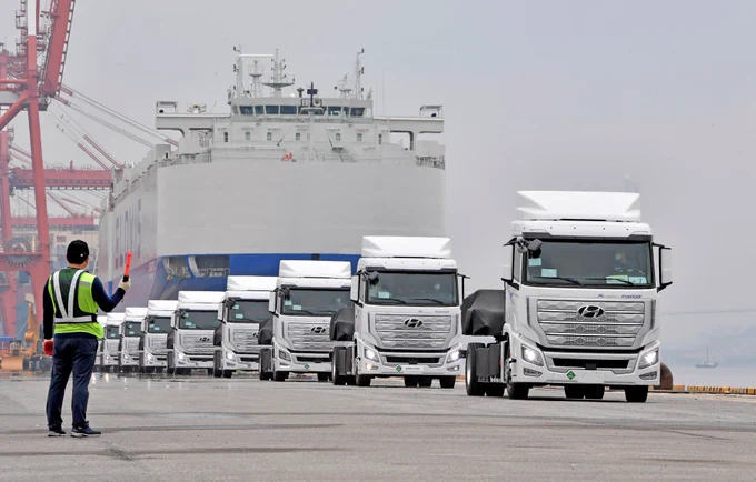@Hyundai_Global 10 #hydrogen trucks the first for Europe