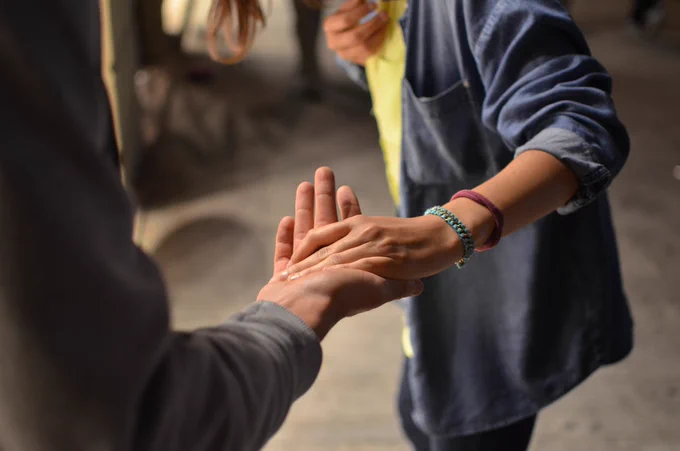personas cogidas de la mano