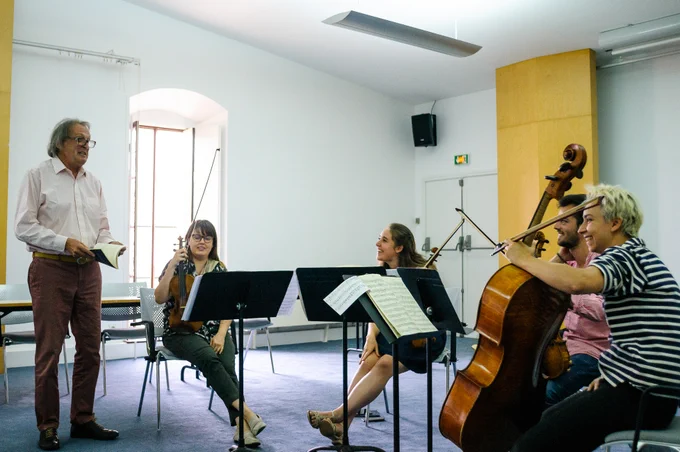 Le quatuor Métamorphoses en pleine séance de travail avec Gérard Caussé.