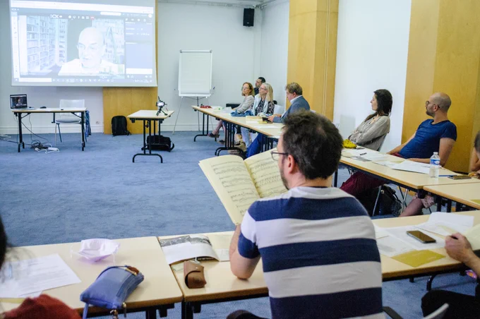 En visioconférence avec Michael Stegemann, basé à Dortmund, les stagiaires de Royaumont ont découvert le travail d'édition critique de Bärenreiter et l'IReMus.
