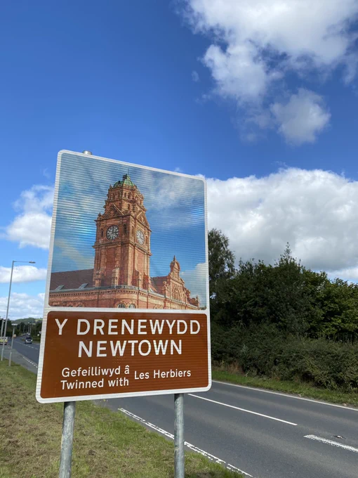 New Newtown sign at Pool Road