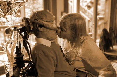 Tim and Penny kissing