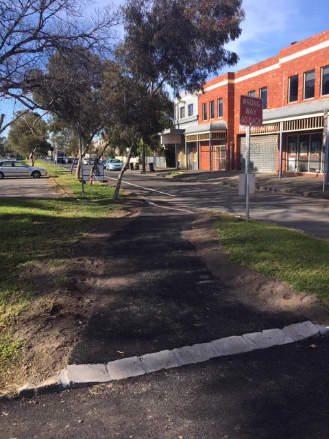 Cut-through and contra-flow bike lane on Park Street to ease congestion at the signalised crossing on the Capital City Trail at Nicholson Street.