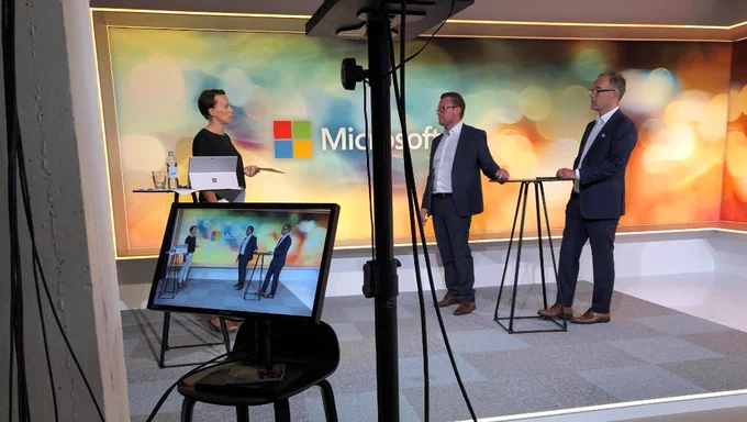 Viime viikon virtuaalinen kick off sujui inspiroivissa tunnelmissa. Päivään mahtui joukko innoittavia ja viihdyttäviä puheenvuoroja empatian tärkeydestä ja tiimityöstä. 
Olemme nyt koko porukka valmiina auttamaan asiakkaitamme ja kumppaneitamme saavuttaman enemmän. 🤝